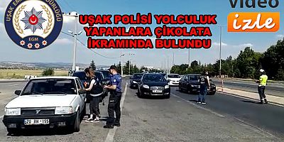  UŞAK POLİSİ YOLCULUK YAPANLARA ÇİKOLATA İKRAMINDA BULUNDU