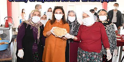 Vali Funda Kocabıyık Ortaköy’de köylülerle beraber tarhana yaptı